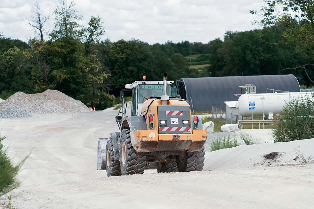 Engin de chantier déplaçant des résidus