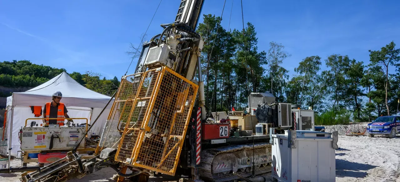 La sondeuse à câble permet d’extraire des échantillons de granite