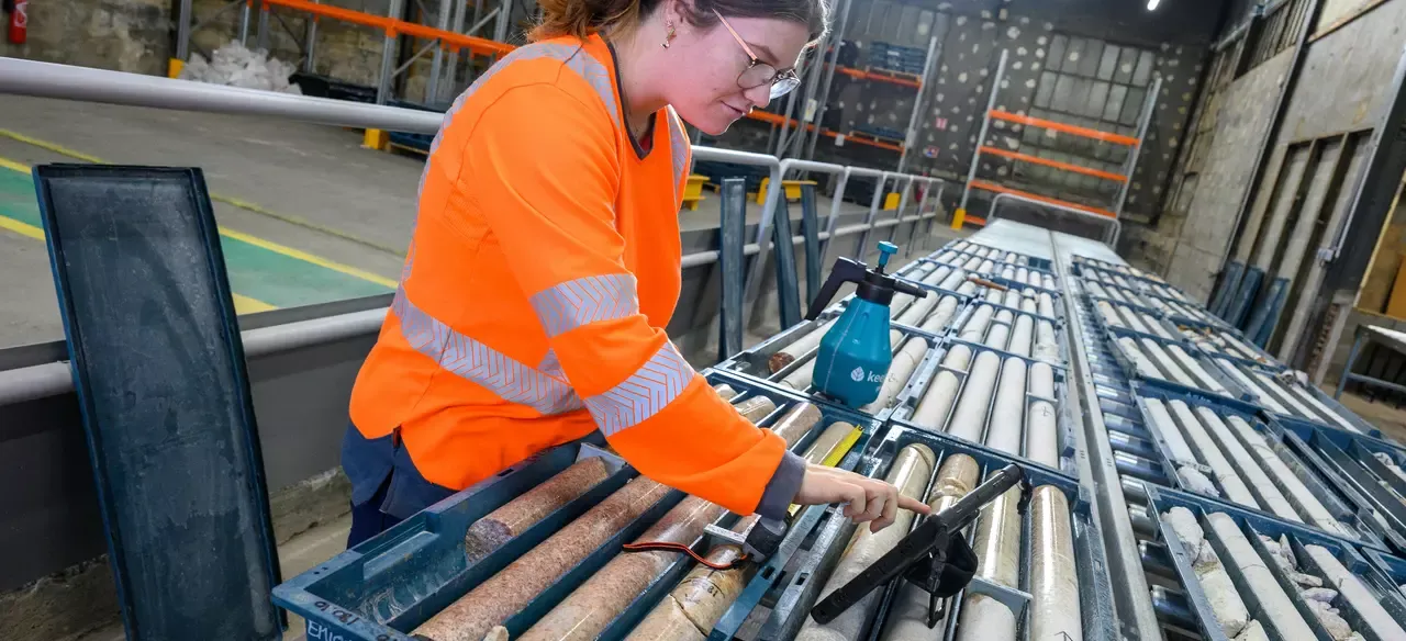 Les carottes font l’objet d’une description géologique détaillée puis un échantillon est envoyé en laboratoire pour analyse, afin de déterminer précisément la teneur de chaque élément
