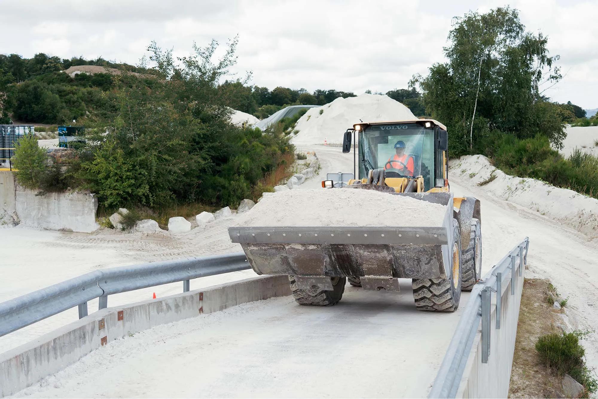 Vue de face d'un engin de chantier transportant des résidus miniers