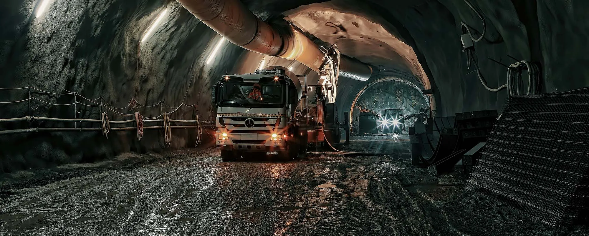 Vue d'un camion de transport dans un tunnel d'une mine souterraine