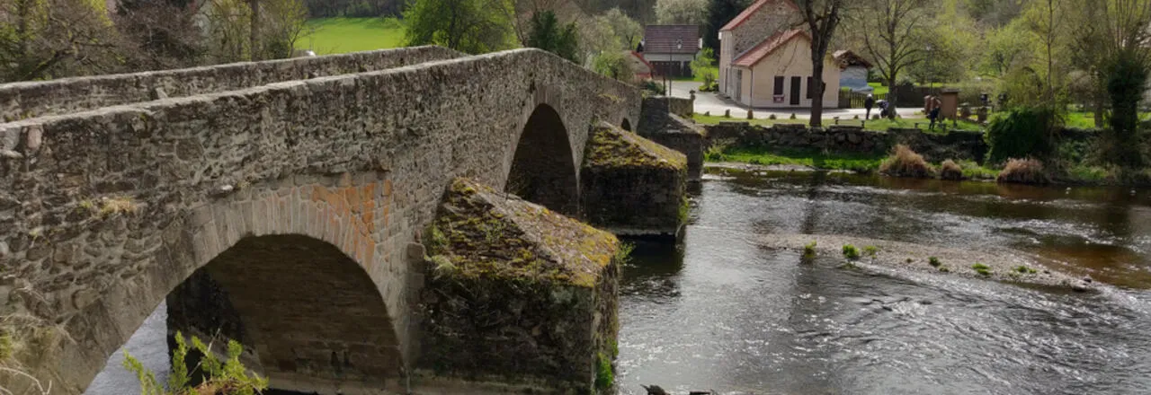 Vue d'un pont passant au-dessus de la Sioule