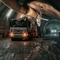 Vue d'un camion de transport dans un tunnel d'une mine souterraine