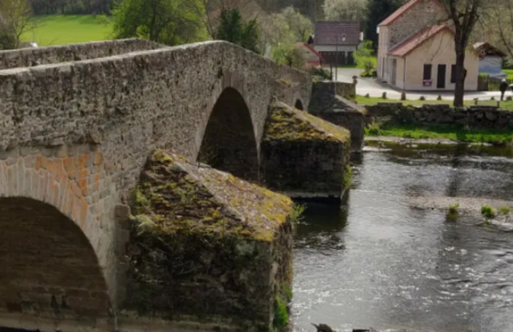 Vue d'un pont passant au-dessus de la Sioule